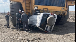 Nəhəng “BelAZ” təsadüfən “Suzuki”ni əzib   - FOTO - VİDEO