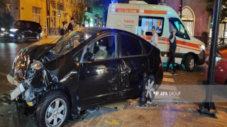 Bakıda iki maşın toqquşdu, xəsarət alan var    - FOTO