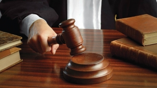 Rüşvət almaqda və dələduzluqda təqsirləndirilən şəxslərə hökm oxunub 