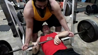 Canlı yayımda həyəcanlı anlar: Bloqerin sinəsinə ştanq düşdü  - VİDEO