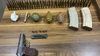 Bakı sakini tapdığı xeyli silah-sursatı polisə təqdim edib  - FOTO