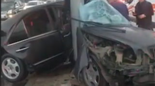 Bakıda "Mercedes" işıq dirəyinə çırpılıb iki qatlandı; alovlanma başladı - VİDEO 