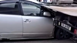 Günəşlidə qəza: İdarəetmədən çıxan “Prius” evakuatora çırpıldı   - VİDEO