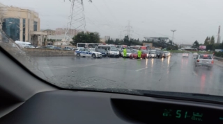 Güclü yağışlar paytaxtın bu yollarında tıxaca səbəb olub  - VİDEO