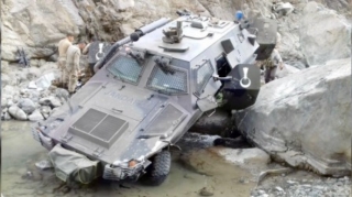 Hərbçilərin olduğu zirehli maşın aşdı;  2 ölü, 6 yaralı - FOTO 