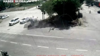 Mikroavtobus tam sürətlə iki minik avtomobilinə çırpılıb, aşdı – ANBAAN VİDEO 