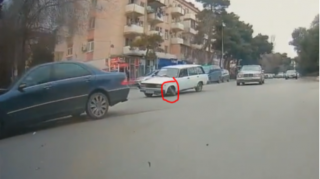"Mercedes" digər maşına çırpıldı, "04"ün təkəri sındı - MARAQLI QƏZA VİDEOSU 