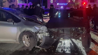 Abşeronda avtoxuliqanlıq edən sürücü qəza törədib, xəsarət alanlar var   - FOTO