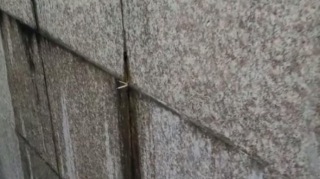 Bakıda yeraltı keçiddə su sızıntısının qarşısı 2 kibrit çöpü ilə "alındı"  - VİDEO 