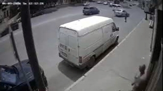 Son anda ölümdən xilas olmağı bacardı - VİDEO 