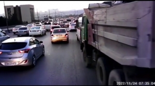 Tıxac vaxtı "ara işləyən" taksi sürücüsü yük avtomobilinə çırpıldı  - VİDEO