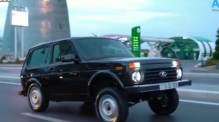 Önü qaldırılan "Niva"nın sürücüsü şəhərdə özünə klip çəkdirdi  - VİDEO