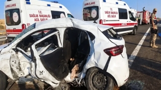 Türkiyədə minik avtomobili yük maşını ilə toqquşub, ölən və yaralananlar var 
