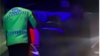 Yol polisi yolda qalan sürücüyə kömək edib təhlükəli vəziyyətdən çıxardı  - VİDEO