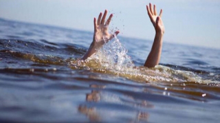 Kür çayında iki nəfər batıb