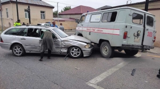 В Губе автомобиль скорой помощи попал в цепную аварию - ФОТО