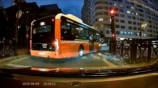 Bakıda təhlükə saçan avtobus sürücüsü: Əvvəl sıxışdırdı, sonra qırmızıda keçdi    - VİDEO