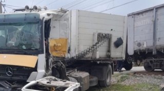 В Шабране поезд столкнулся с грузовиком: водитель тяжело ранен - ОБНОВЛЕННЫЙ
