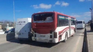 Bakıda avtobus qəzaya uğradı: Yaralılar var - VİDEO 