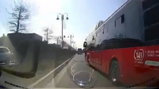 Avtobus sürücüsündən TƏHLÜKƏLİ MANEVR: Qəza şəraiti yarandı - VİDEO