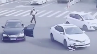 Qəzada sürücü avtomobildən yola düşdü, yol polisi isə...  - VİDEO