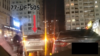 Xanım sürücü maşını yolun ortasında park edib mağazaya getdi  - VİDEO