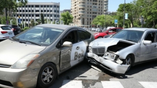 Bakıda "Bolt"  taksisi qəzaya düşdü  - FOTO