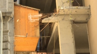 Bakıda qeyri-adi inşaat: Binanın eyvanı yeni tikilinin içərisində qaldı - VİDEO