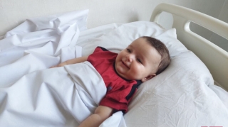 Körpəni küçədə tapdığını deyən şəxs onu anasının razılığı ilə polisə təhvil verdiyini bildirib - FOTO 