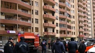 Yanğın olan çoxmənzilli yaşayış binasının sakini: "Qarajı illərdir təhvil vermirlər, avtomobillər yolu kəsib" 