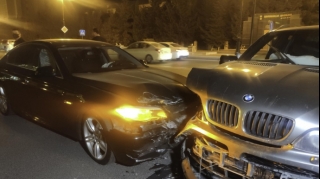 Nərimanovda iki “BMW” toqquşdu, xəsarət alan var   - FOTO - VİDEO - YENİLƏNİB