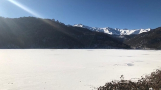 Озеро Гейгель впервые за пять лет покрылось льдом - ФОТО 