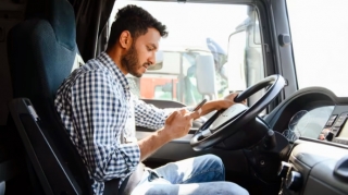 Sürücülərə telefon qadağası var, amma... - "Özləri tənzimləməlidir" 