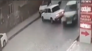 Dar yolda "07" ilə yolu kəsdi: "Mercedes" işıq dirəyinə girdi - ŞOK VİDEO 