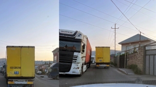 Sulutəpədə yük maşınları tıxac yaradır: Sakinlər kömək gözləyirlər - FOTO 