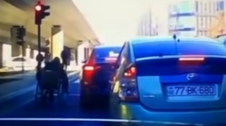 "Prius" sürücüsündən nümunəvi hərəkət - Bakıda bu da baş verdi - VİDEO 
