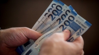 Dövlət qulluqçularının aylıq vəzifə maaşları artırıldı 