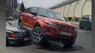 Bakıda "Range Rover" "Mercedes"in üstünə çıxdı  - VİDEO