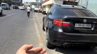 Sürücü səkidə avtomobil saxldığı üçün yazılan cərimə ilə razılaşmadı - VİDEO 