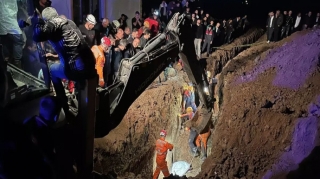 Kanalizasiya qazıntısı zamanı torpaq uçqunu baş verib: ölənlər var 