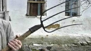 Samuxda koronavirusa yoluxan qadının əri həkimlərə yaba ilə hücum edib 