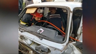 “07”də sıxılı vəziyyətdə qalan sürücü belə xilas edildi - VİDEO 