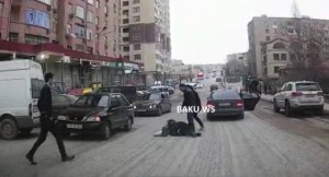 Bakıda qadın özünü maşına belə çırpdı – Ağlagəlməz üsul - VİDEO