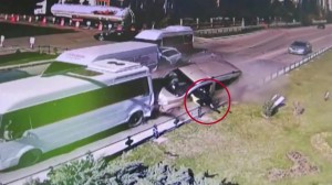 Sürücü maşınını 5 nəqliyyat vasitəsinə çırpdı: 15 yaralı - VİDEO