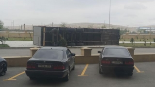 Bakıda güclü külək TIR-ı aşırdı - FOTO