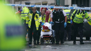 Avtomobili izdihamın üzərinə sürdü, xeyli sayda insan yaralandı - VİDEO 