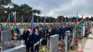 Граждане приходят почтить память шехидов на второй Аллее шехидов  - ФОТО