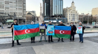 Azərbaycanlılar Madriddə erməni ekoterroruna etiraz ediblər   - FOTO