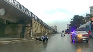 İki qadınla yolu qaçaraq keçən azyaşlı yıxıldı - Faciədən son anda qurtuldu   - REAL VİDEO