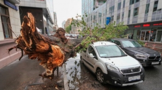 Sürücülər maşını yolun ortasında qoyub qaçdı - VİDEO 